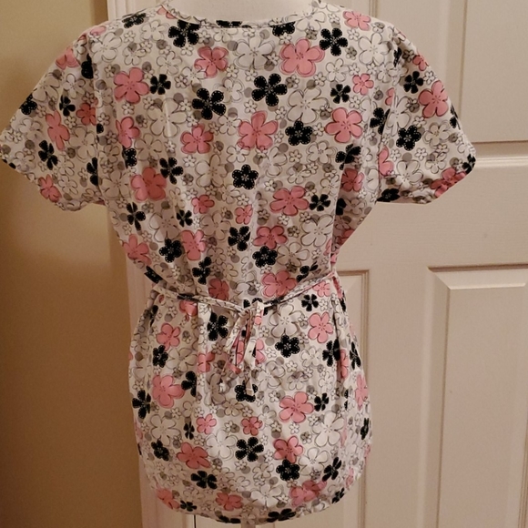 CHEROKEE STUDIO SCRUB TOP SIZE SMALL - Picture 2 of 3